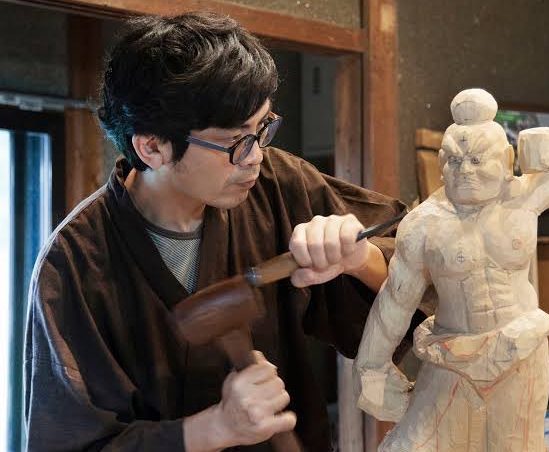 奈良仏師折上稔史の仁王像を彫る姿